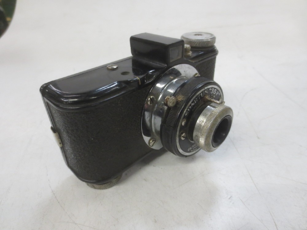 Spartus 35F Model 400. Uses 35mm Film.   Introduced 1947, Black, Galter, 1947+, Metal