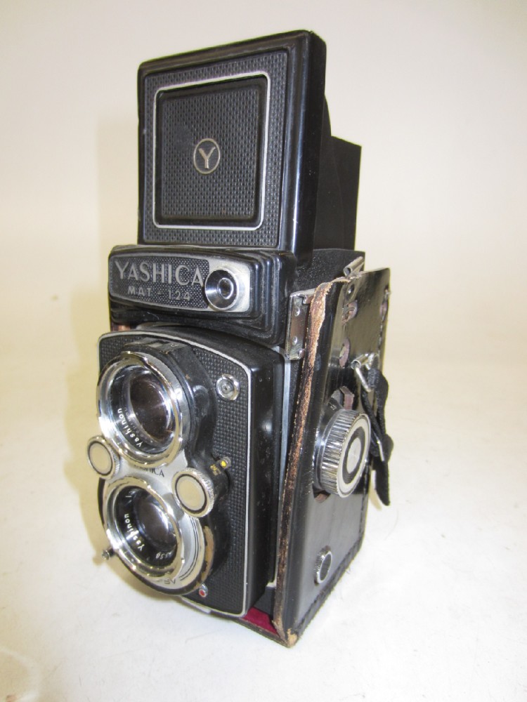 Yashica-Mat Model 124, Ser.No.8090844With Copal-SV Lenses, With Leather Cover,  With Neck Strap., Black, Yashica, 1960+, Metal, USA