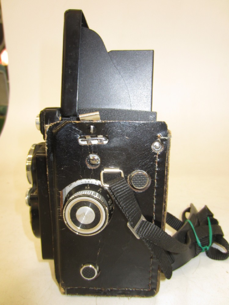 Yashica-Mat Model 124, Ser.No.8090844With Copal-SV Lenses, With Leather Cover,  With Neck Strap., Black, Yashica, 1960+, Metal, USA