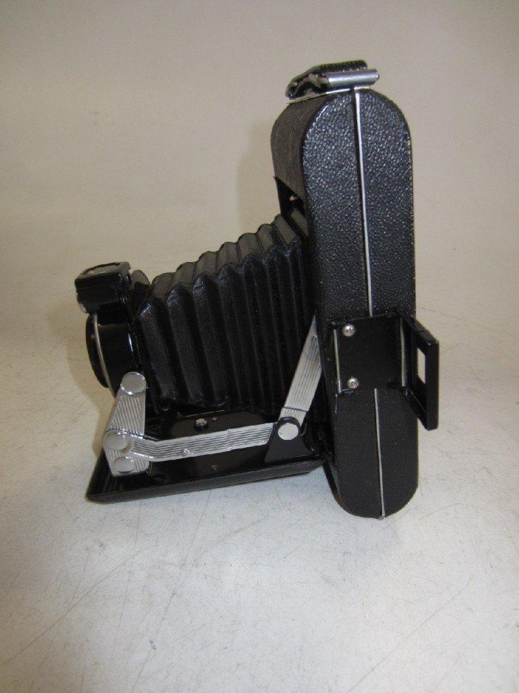 Camera, Amateur, Kodak Vigilant Junior Six-20, 6x9 Images, Manufactured From April 1940 To January 1949, Black, Kodak, Leather, 6.5"T, 5.5"L, 3.5"W