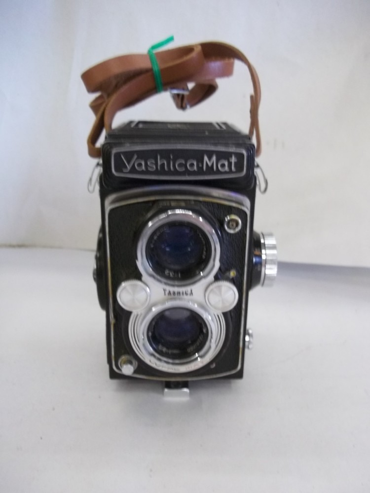 Yashica-Mat, Ser.No.MT 8020481, With Copal-MXV Lenses, With Neck Strap., Black, Yashica, 1950+, Plastic, 3.5, 3", 6"