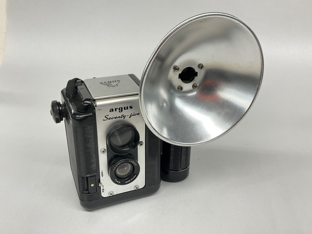 Argoflex Seventy five. Used 620 Film.  Manufactured: 1949 - 1958, Black, Argus, 1950s+, Plastic