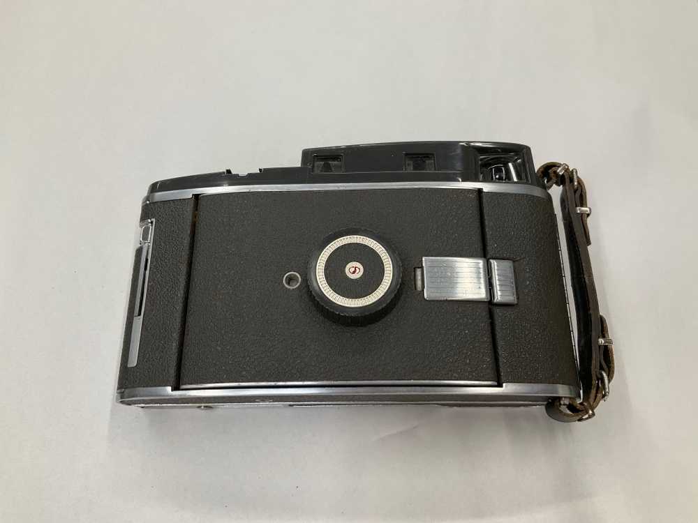 Polaroid Model 110a , Lense Expands Out, Has Small Carrying Handle.  Introduced: 1957, Black, Polaroid, 1950s+, Metal, 10"w, 5"h, 2.5"d